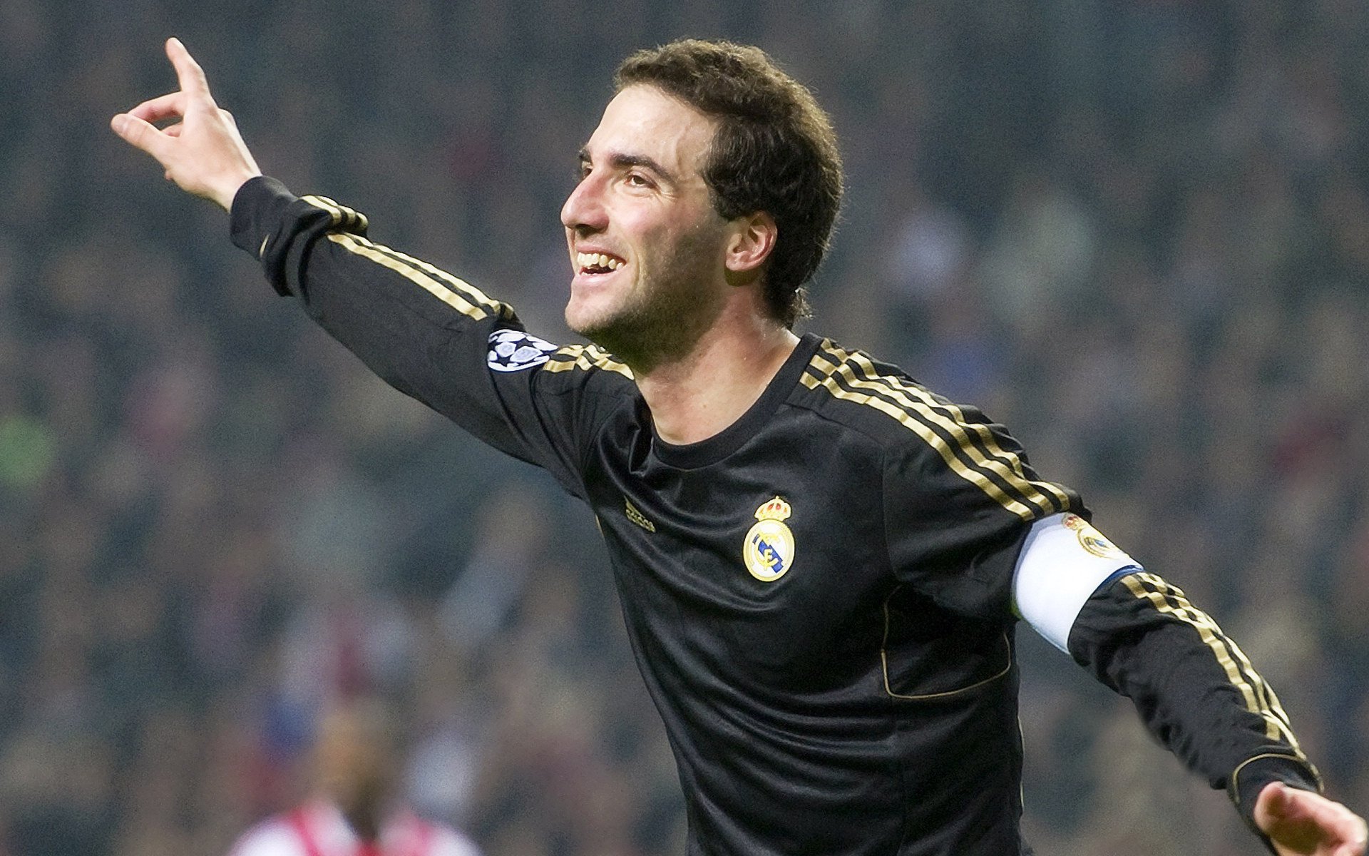 球员在欧冠比赛中保持冷静屡次扭转局面，欧冠参赛队伍产生规则