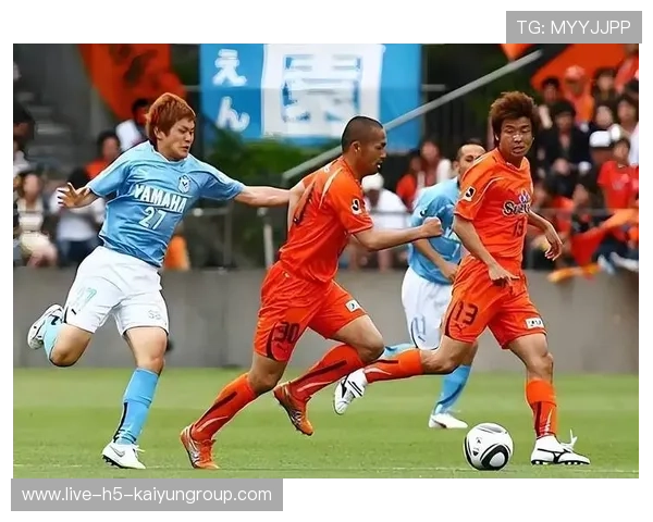 中场连续直塞撕开防线前锋轻松推进得手成经典：足球战术的新纪元